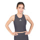 En kvinde iført en Saysky W Combat Rib Crop Top, Dame, grå, sammen med matchende leggings står med hænderne på hofterne foran en ensfarvet hvid baggrund. Crop-toppen har et lille stjerne-logo og ordet SAYSKY på brystet.