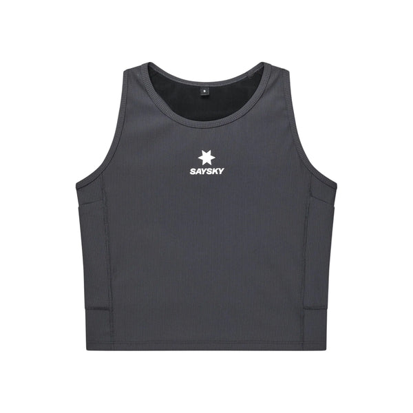 W Combat Rib Crop Top fra Saysky er en ærmeløs, mørkegrå sportstop til kvinder, der er fremstillet af et ribbet, struktureret og letvægtsmateriale. Den har en rund halsudskæring og er prydet med det karakteristiske hvide stjerne-logo med ordet »SAYSKY« trykt nedenunder på forsiden, hvilket kombinerer stil og komfort til din aktive livsstil.