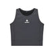 W Combat Rib Crop Top fra Saysky er en ærmeløs, mørkegrå sportstop til kvinder, der er fremstillet af et ribbet, struktureret og letvægtsmateriale. Den har en rund halsudskæring og er prydet med det karakteristiske hvide stjerne-logo med ordet »SAYSKY« trykt nedenunder på forsiden, hvilket kombinerer stil og komfort til din aktive livsstil.