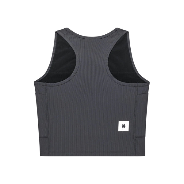 En antracitgrå Saysky W Combat Rib Crop Top til kvinder set bagfra, med brede skulderstropper, sorte mesh-sidepaneler og et lille hvidt rektangulært mærke med en sort stjerne nederst til højre på kanten.