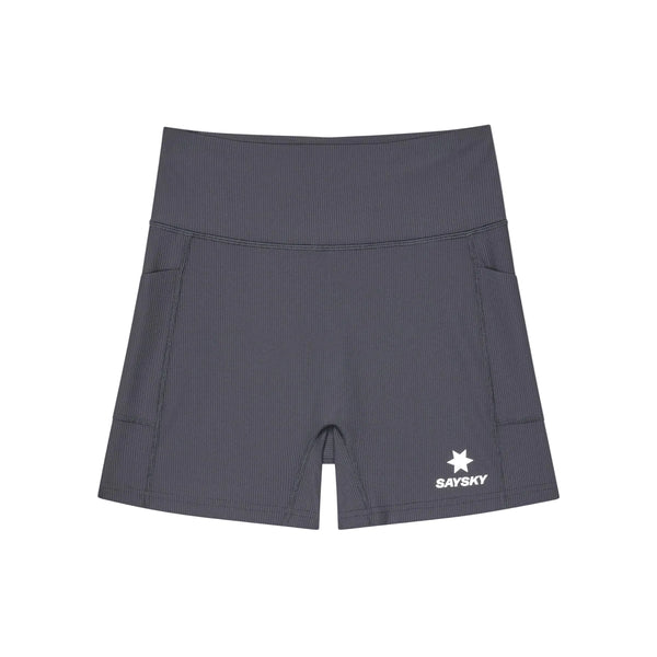 Mørkegrå W Combat+ Rib Short Tights 4″ fra Saysky, fremstillet af åndbart ribstof, med høj talje, to sidelommer og et hvidt Saysky-stjerne-logo nederst på venstre ben. Disse løbetights til kvinder er afbilledet fladt på en hvid baggrund.