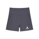 Mørkegrå W Combat+ Rib Short Tights 4″ fra Saysky, fremstillet af åndbart ribstof, med høj talje, to sidelommer og et hvidt Saysky-stjerne-logo nederst på venstre ben. Disse løbetights til kvinder er afbilledet fladt på en hvid baggrund.