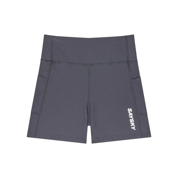 W Combat+ Rib Short Tights 4″ fra Saysky er løbetights til kvinder i gråt, fremstillet af åndbart ribstof, med høj talje, sidelommer og et hvidt SAYSKY-logo trykt lodret på venstre ben. De vises lagt fladt ud på en hvid baggrund.