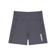 W Combat+ Rib Short Tights 4″ fra Saysky er løbetights til kvinder i gråt, fremstillet af åndbart ribstof, med høj talje, sidelommer og et hvidt SAYSKY-logo trykt lodret på venstre ben. De vises lagt fladt ud på en hvid baggrund.