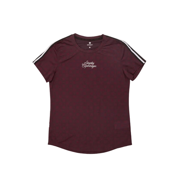 En Saysky W Couture Combat T-shirt, dame, i farven Burgundy Aop, med korte ærmer, hvide striber på skuldrene, teksten »Simply Compassion« skrevet med kursiv på brystet og fremstillet af hurtigtørrende T-shirt-materiale, ligger fladt ud på en hvid baggrund.