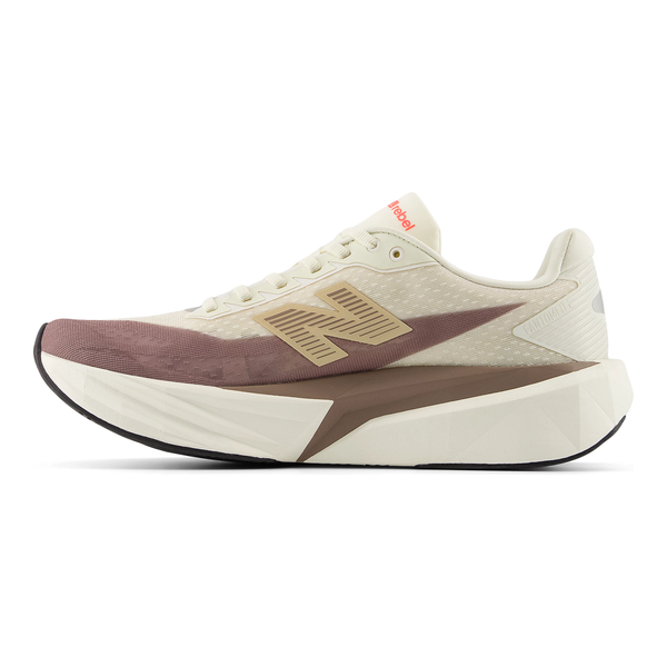Fuelcell Rebel V5, Dame, Angora er en let beige løbesko med stort guldfarvet N-logo, brune og taupe detaljer, tyk hvid mellemsål og sort ydersål. Designet er moderne og strømlinet.
