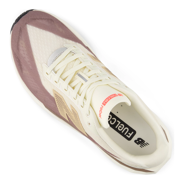 New Balance FuelCell Rebel V5, Dame, Angora løbesko med "FUELCELL" på den hvide indersål og et rødt mærke på tungen; denne letvægtssko har snørebånd og et geometrisk design i beige og mauve.