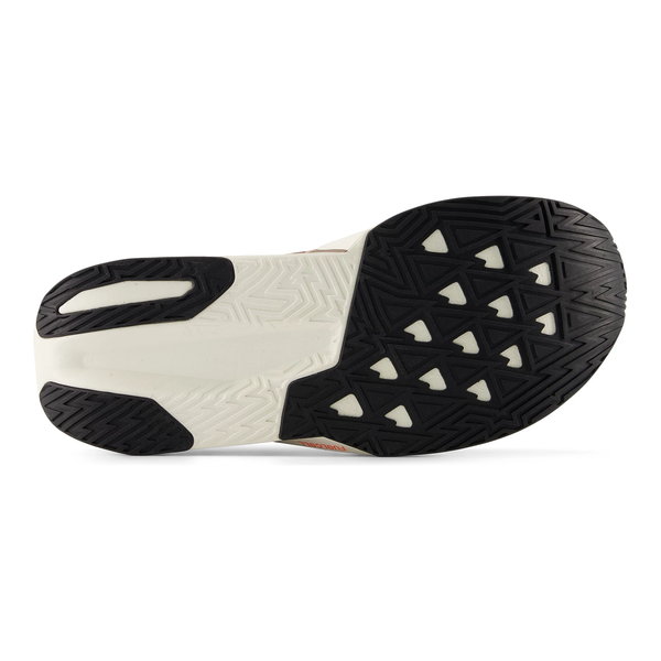 Nærbillede af New Balance FuelCell Rebel V5, Dame, Angora-letvægt løbesko med et sort og off-white tekstureret gummisål og geometriske mønstre for optimal greb; ideel som løbesko dame.