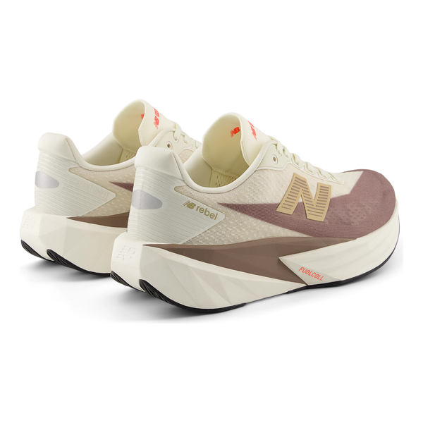 Et par New Balance Fuelcell Rebel V5, Dame, Angora løbesko i beige og lysebrun med cremefarvede og røde detaljer, vist bagfra og fra siden på en hvid baggrund. Med FuelCell-mellemsål og rebel-branding.