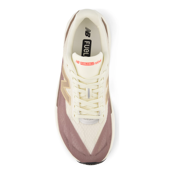 Topview af Fuelcell Rebel V5, Dame, Angora fra New Balance i beige og lysebrune nuancer med cremefarvede snørebånd, FuelCell-logo på pløsen og mesh i tåen — ideel som letvægts løbesko til damer.