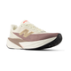 Fuelcell Rebel V5 Dame i farven Angora fra New Balance har et beige og mauve design med en tyk hvid mellemsål, sort ydersål og det karakteristiske N-logo, vist på hvid baggrund.