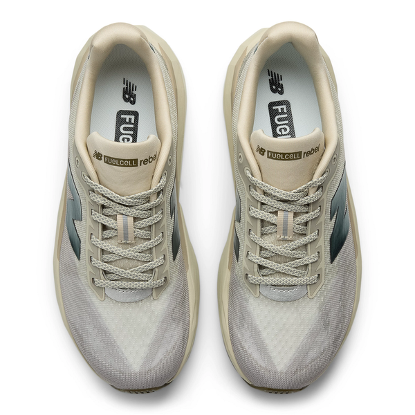 Et par New Balance FuelCell Rebel V5 Dame løbesko i Shipyard vises fra oven med overdel i mesh, snørebånd og logo. Letvægtsskoene er placeret side om side på en hvid baggrund.