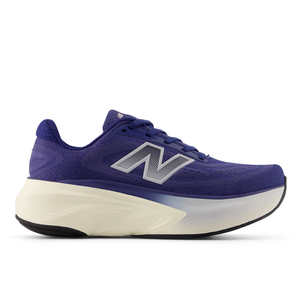 Et sidebillede af en enkelt New Balance Freshfoam More V6, Dame, Dream State-sneaker med en overdel i lilla mesh, snørelukning, tyk hvid sål, sort ydersål og sølvfarvet N-logo for maksimal komfort.