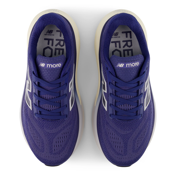 Et par New Balance Freshfoam More V6 Dame Dream State løbesko i lilla set fra oven, med "NB more" og "FRESH FOAM" på indersålerne for maksimal komfort, med hvide mellemsåler og mørke snørebånd.