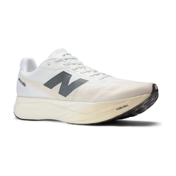 New Balance Fuelcell Supercomp Elite V5 Herre i linned er en hvid løbesko med sort N-logo, subtil beige gradient og sort ydersål. Der står "FuelCell Supercomp Elite V5" på forsiden af sålen og "NB RC Elite" på hælen - ideelt til konkurrence.