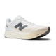 New Balance Fuelcell Supercomp Elite V5 Herre i linned er en hvid løbesko med sort N-logo, subtil beige gradient og sort ydersål. Der står "FuelCell Supercomp Elite V5" på forsiden af sålen og "NB RC Elite" på hælen - ideelt til konkurrence.