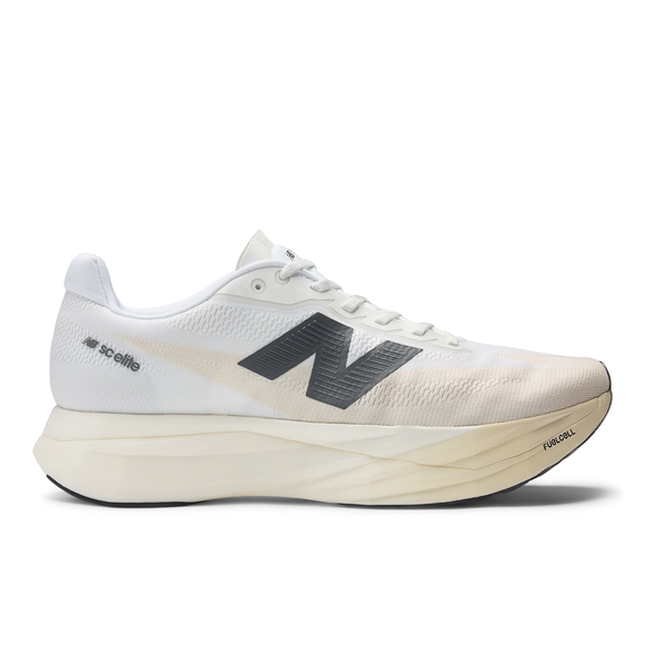New Balance FuelCell SuperComp Elite V5 Dame i Linen er en hvid løbesko med en tyk, cremefarvet sål, sort N-logo og overdel i mesh - minimalistisk og ideel som løbeskoskonkurrence.