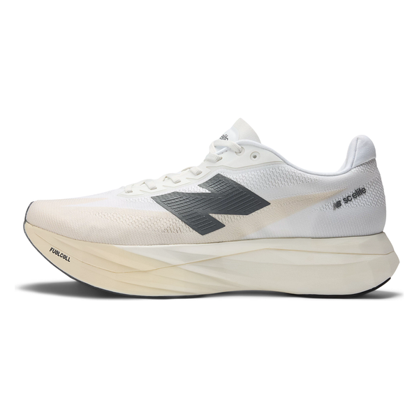 New Balance Fuelcell Supercomp Elite V5, Dame, Linen er en hvid dameløbesko med en tyk cremefarvet sål, gråt N-logo og "FuelCell" på mellemsålen. Overdelen i mesh og det lave design giver fart og komfort til konkurrencer.