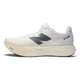 New Balance Fuelcell Supercomp Elite V5, Dame, Linen er en hvid dameløbesko med en tyk cremefarvet sål, gråt N-logo og "FuelCell" på mellemsålen. Overdelen i mesh og det lave design giver fart og komfort til konkurrencer.