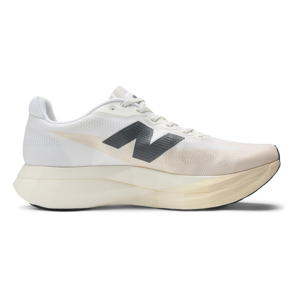 En hvid New Balance Fuelcell Supercomp Elite V5 Dame løbesko i hør, med en tyk, kontureret sål og et stort sort N-logo på siden, vist i profil mod en almindelig hvid baggrund.