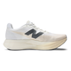 En hvid New Balance Fuelcell Supercomp Elite V5 Dame løbesko i hør, med en tyk, kontureret sål og et stort sort N-logo på siden, vist i profil mod en almindelig hvid baggrund.