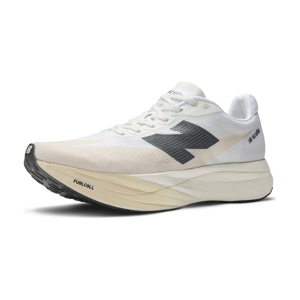 Oplev New Balance Fuelcell Supercomp Elite V5 Dame i Linen - en hvid dameløbesko med en tyk, stødabsorberende sål, sort logo på siden, åndbar mesh-overdel og FuelCell-branding nær tåen.