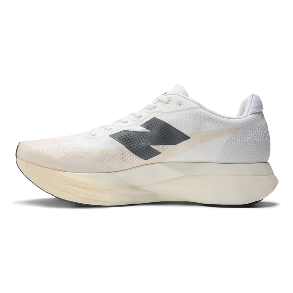 En hvid New Balance FuelCell Supercomp Elite V5 Herre Linen løbesko med en tyk sål, mesh-overdel og et fedt sort N-logo på siden, vist fra venstre, har en lidt off-white hæl og mellemsål.