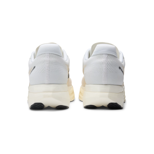 En bagside af New Balance Fuelcell Supercomp Elite V5, Herre, Linen viser hvide atletiske sneakers med råhvide såler og sorte gummihæl-accenter, placeret side om side på en hvid baggrund.