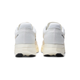 En bagside af New Balance Fuelcell Supercomp Elite V5, Herre, Linen viser hvide atletiske sneakers med råhvide såler og sorte gummihæl-accenter, placeret side om side på en hvid baggrund.