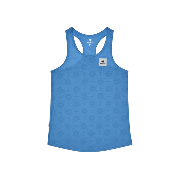 Sleeveless Saysky W Reactive Flow Singlet, Dame, Blå Aop racerback-tanktop lagt fladt ud på en hvid baggrund. Denne ultralette singlet har et diskret mønster over hele overfladen og en lille rektangulær etiket med en stjerne tæt på halsudskæringen, hvilket sikrer optimal svedtransport under enhver aktivitet.