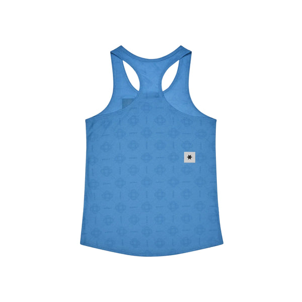 Vi præsenterer Saysky W Reactive Flow Singlet, Dame, Blue Aop – en blå sports-tanktop med racerback-design og et diskret geometrisk mønster. Denne tanktop er inspireret af ultralette racertop-modeller for maksimal komfort og er udviklet med optimal svedtransporterende teknologi, der holder dig tør under intense træningspas. Et karakteristisk træk er det lille hvide mærke med en sort stjerne, der er syet fast nederst til højre. Tanktoppe præsenteres på en ensfarvet hvid baggrund.