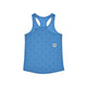 Vi præsenterer Saysky W Reactive Flow Singlet, Dame, Blue Aop – en blå sports-tanktop med racerback-design og et diskret geometrisk mønster. Denne tanktop er inspireret af ultralette racertop-modeller for maksimal komfort og er udviklet med optimal svedtransporterende teknologi, der holder dig tør under intense træningspas. Et karakteristisk træk er det lille hvide mærke med en sort stjerne, der er syet fast nederst til højre. Tanktoppe præsenteres på en ensfarvet hvid baggrund.