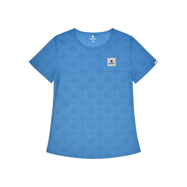 Saysky W Reactive Flow T-shirt til kvinder i farven Blue Aop har korte ærmer, et diskret geometrisk mønster og et lille rektangulært logo-mærke på venstre bryst. T-shirten er designet som en svedtransporterende model og er derfor ideel til aktivt brug, da den sikrer optimal komfort under træningen. T-shirten vises fladt på en hvid baggrund.