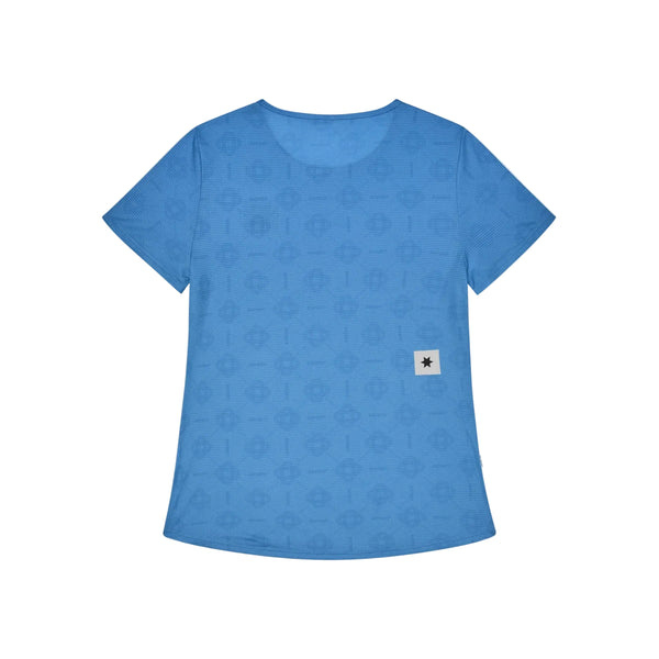 Saysky W Reactive Flow T-shirt, dame, blå Aop, er afbilledet fladt lagt på en hvid baggrund. Denne blå kortærmede løbetrøje har rund halsudskæring, diskrete cirkulære mønstre og et lille hvidt Saysky-mærke med en sort stjerne nær den nederste kant på venstre side. Den er designet som en åndbar træningstrøje og tilbyder komfort og åndbarhed til enhver træning.