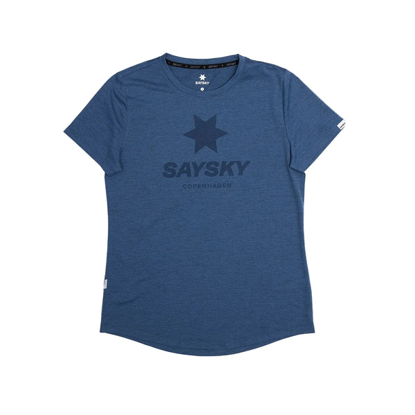 Vi præsenterer Saysky W Logo Combat Pro T-shirt, Dame, Blå – en blå kortærmet løbetrøje til kvinder med rund hals. Dette hurtigtørrende træningstøj har en stor stjerne og Saysky-logoet med teksten »Copenhagen« trykt under på brystet samt en lille etiket nær højre søm.