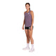 En kvinde iført en Saysky W Reactive Flow Singlet, Dame, Purple Aop, sorte shorts, hvide sokker og hvide sneakers.
