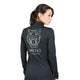 En kvinde har en sort Saysky W Tiger Pace Half Zip Long Sleeve, Dame, på, med et tigermotiv og tekst på ryggen.