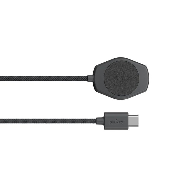 Et Suunto-ur-opladerkabel, bestående af et sort magnetisk USB-C-opladerkabel med en rund magnetisk opladningsplade i den ene ende og et USB-C-stik med SUUNTO-logoet i den anden, der er specielt udviklet til Suunto Sportsure-ure, vist på en hvid baggrund.