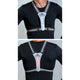 En person bærer BeeSafe LED Harness USB Phone Pocket, Unisex, Silver-reflekterende 360° med hvidt lys foran og rødt lys bagpå i et lodret mønster. Perfekt til løbeture om natten.