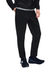En person har On Weather Pants, Herre, Black på, sorte sneakers med hvide såler, en grå skjorte og en sort jakke. Personen står med den ene hånd i lommen foran en hvid baggrund.