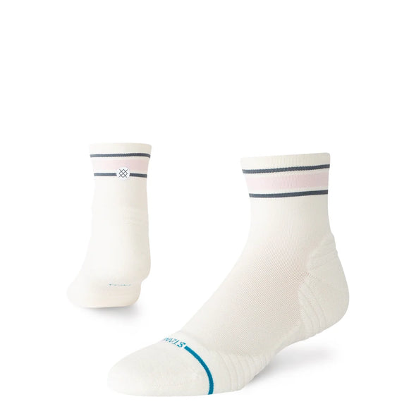 Et par Stance Wiley Light Quarter Dame-løbestrømper i offwhite med tynde sorte og grå striber nær toppen og behagelig svangstøtte, vist på en hvid baggrund.