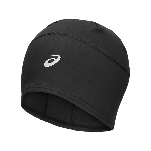 Asics Winter Run-huen, unisex i farven Performance Black, har markante sømlinjer og et hvidt ASICS-logo foran. Denne hue, der her vises på en ensfarvet hvid baggrund, er ideel til koldt vejr og forener stil og funktionalitet for at gøre dine udendørs træningspas endnu bedre.