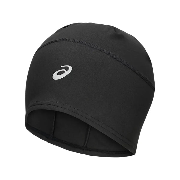 Asics Winter Run-huen, unisex i farven Performance Black, har markante sømlinjer og et hvidt ASICS-logo foran. Denne hue, der her vises på en ensfarvet hvid baggrund, er ideel til koldt vejr og forener stil og funktionalitet for at gøre dine udendørs træningspas endnu bedre.