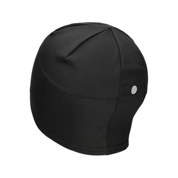 En unisex ASICS Winter Run Beanie i farven Performance Black vises set bagfra. Den er fremstillet af glat stof med buede sømme og et lille, rundt reflekterende mærke tæt på bunden. Baggrunden er ensfarvet hvid.