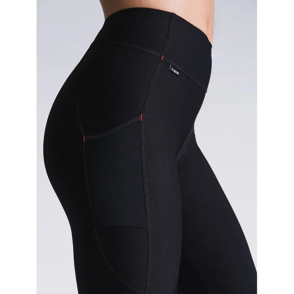 En kvinde bærer Fusion 3/4 Training Tights, Dame, SuperBlack - højtaljede, fugttransporterende tights med sidelommer - vist fra taljen og ned mod en almindelig lys baggrund.
