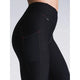 En kvinde bærer Fusion 3/4 Training Tights, Dame, SuperBlack - højtaljede, fugttransporterende tights med sidelommer - vist fra taljen og ned mod en almindelig lys baggrund.
