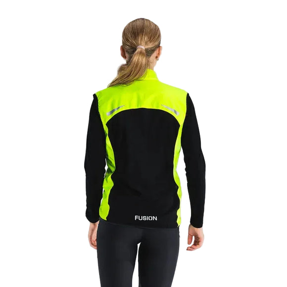 En kvinde med lysebrunt hår i hestehale ses bagfra iført Fusion S1 Run Vest, Dame, Yellow og sorte leggings på en ensfarvet baggrund.