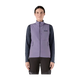 En person står med ansigtet fremad i en Patagonia W's Nano-Air Light Vest til kvinder i Concrete Purple, over en langærmet mørk skjorte og sorte bukser, klar til bjergtræning mod en almindelig hvid baggrund.