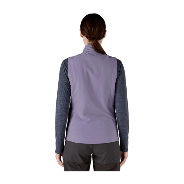 En person med brunt hår i en lav hestehale bærer Patagonia W's Nano-Air Light Vest, Dame, Concrete Purple over en mørkegrå langærmet skjorte og mørke bukser. Ideel til udendørs træning. Hvid baggrund.