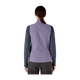 En person med brunt hår i en lav hestehale bærer Patagonia W's Nano-Air Light Vest, Dame, Concrete Purple over en mørkegrå langærmet skjorte og mørke bukser. Ideel til udendørs træning. Hvid baggrund.